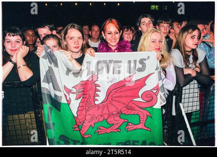 MANICS FANS, RADIO 1 LIVE, CARDIFF, 1998: Fans in der Front des Publikums bei BBC Radio 1 Live, Coopers Field, Cardiff, UK am 13. September 1998. Die Veranstaltung war mit Robbie Williams, Manic Street Preachers, Divine Comedy, Republica und Shirehorses vertreten. Foto: Rob Watkins Stockfoto