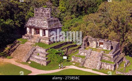 Maya-Sonnentempel mit nicht erkennbaren Touristen, Palenque, Chiapas, Mexiko. Stockfoto