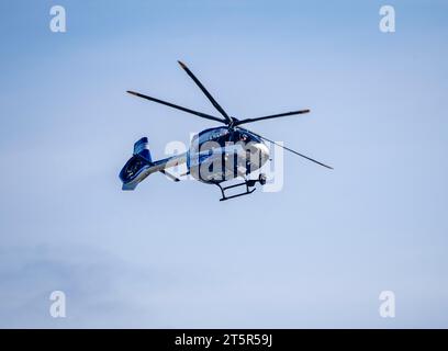 Polizeihubschrauber, Airbus Helicopters H145, der Staatspolizei NRW, nach dem Start am Flughafen Düsseldorf, Polizeiflugstaffel, Stockfoto