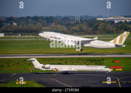 Flughafen Düsseldorf, NRW, Condor Airbus A330-200 am Start, Iberia Regional Air Nostrum Bombardier Regionalflugzeug CRJ auf dem Rollweg für Stockfoto