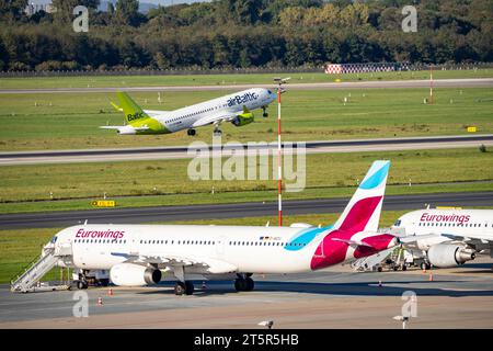 Flughafen Düsseldorf, Air Baltic Airbus am Start, Eurowings Airbus parkt in NRW, Deutschland, Stockfoto