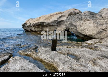 Eine Flasche Wein am felsigen Ufer des Kaspischen Meeres. Stockfoto