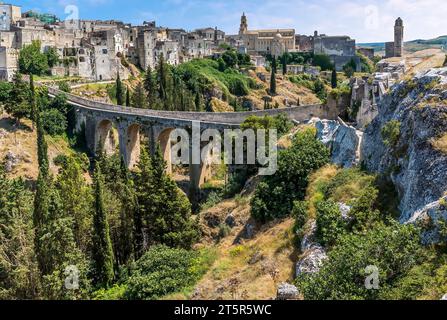 Ein Blick auf die Gravina in Apulien, Italien mit der römischen zweistöckigen Brücke, die sich in die Stadt erstreckt Stockfoto