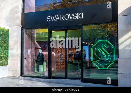 Außenansicht einer Swarovski-Boutique an der Avenue des Champs-Elysées. Swarovski ist ein österreichisches Unternehmen, das Kristallglasschmuck herstellt und vertreibt Stockfoto