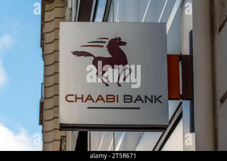 Schild vor einer Filiale der Chaabi Bank (Banque Chaabi du Maroc), einer französischen Tochtergesellschaft der marokkanischen Bankengruppe Banque Populaire Stockfoto