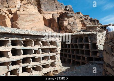 Überreste eines Lagersystems für Bienenstöcke und Honig in einem der berühmten Kornspeicher von Amtoudi, Agadir N'ID Issa, im südlichen Maroc Stockfoto