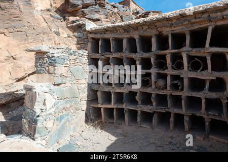 Überreste eines Lagersystems für Bienenstöcke und Honig in einem der berühmten Kornspeicher von Amtoudi, Agadir N'ID Issa, im südlichen Maroc Stockfoto