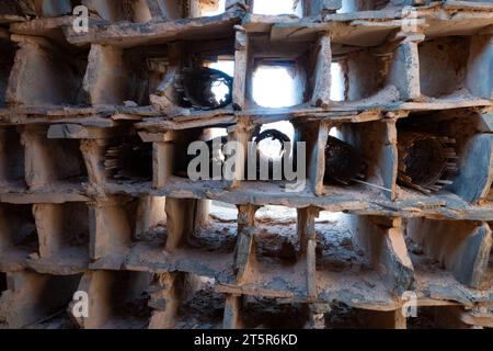 Überreste eines Lagersystems für Bienenstöcke und Honig in einem der berühmten Kornspeicher von Amtoudi, Agadir N'ID Issa, im südlichen Maroc Stockfoto