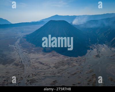Blick aus der Vogelperspektive auf den Bromo, einen aktiven Vulkan im Tengger Semeru Nationalpark in Ost-Java, Indonesien. Stockfoto