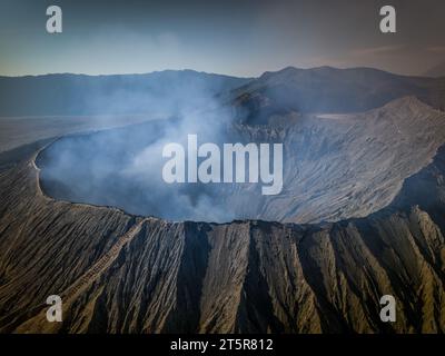 Aktiver Vulkankrater, Bromo, Ost-Java, Indonesien. Panoramablick auf Rauchgasdampf, der tagsüber aus dem Krater kommt Stockfoto