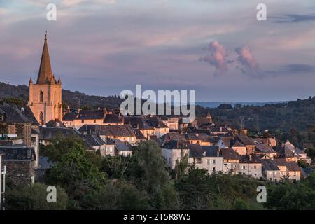 Vue générale de la cité médiévale au coucher du soleil Stockfoto