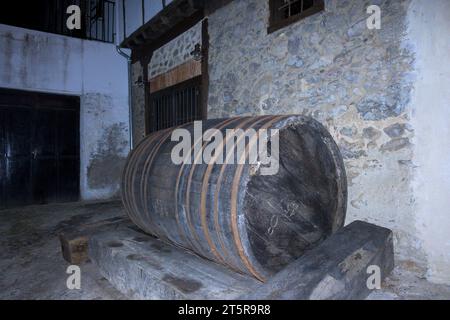 Großes Holzfass an der Kellertür, um handwerklichen Wein auf der Straße zu lagern Stockfoto