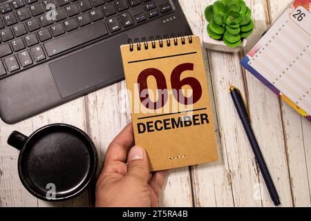 Dezember: Datum des Dezembermonats. Nummernwürfel mit einer Blume und Schilderholz auf Diamond Holztisch für den Hintergrund. Stockfoto