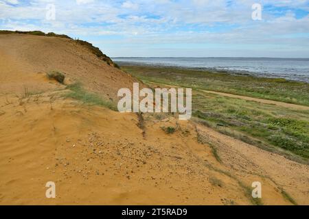 Wunderschöne Morsum-Klippen und ein absoluter Kontrast zum Rest der Natur Sylt. Rötlicher Sand und felsige Landschaft, es fühlt sich an, als wären Sie in einer anderen Welt. Stockfoto