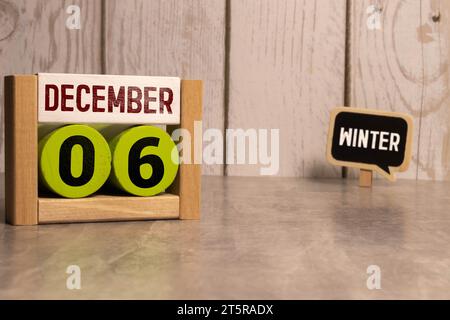 Dezember: Datum des Dezembermonats. Nummernwürfel mit einer Blume und Schilderholz auf Diamond Holztisch für den Hintergrund. Stockfoto