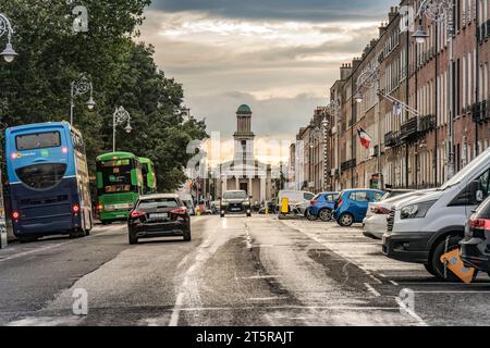 Merrion Square mit St. Stephen's Church of Ireland im Hintergrund, Dublin, Irland. Stockfoto