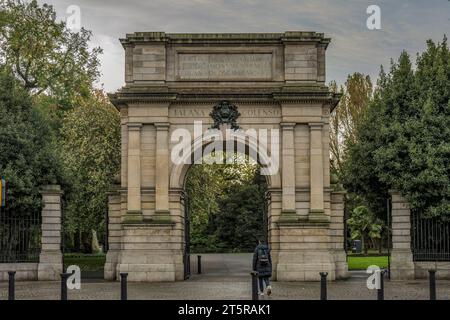 Grafton Street Eingang zum St Stephen's Green Park, Fusilier’s Arch (1907), früher als Traitors Gate bekannt. Dublin, Irland Stockfoto
