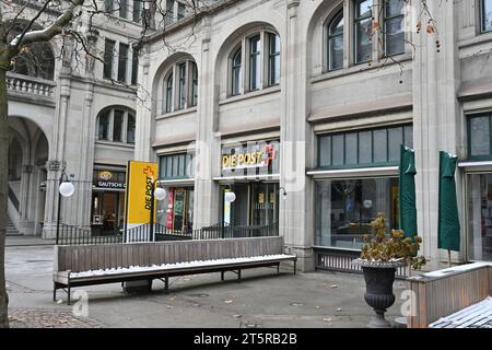 Schweizer Postgebäude mit Logo-Schild auf gelbem Hintergrund mit der Umrandung eines roten Kreuzes. Stockfoto