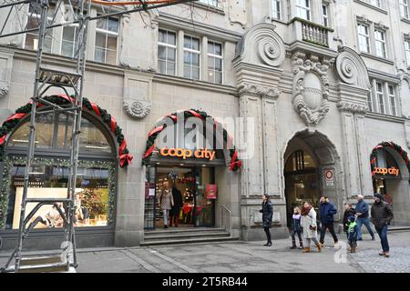 Weihnachtsdekoration an den Ladenfassaden und dem Eingang in die Innenstadt von Zürich. Stockfoto