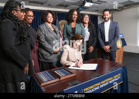 New York, USA. November 2023. Gouverneur Kathy Hochul unterzeichnete am 6. November 2023 im Büro von New York ein Gesetz über die Gesundheit von Müttern und Kindern. (Foto: Lev Radin/SIPA USA) Credit: SIPA USA/Alamy Live News Stockfoto