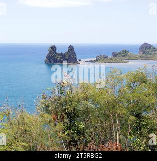 Blick auf den hähnchenförmigen Felsen, den Poule von Hienghene, in Neukaledonien Stockfoto