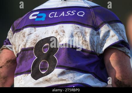 Englische Amateur-Rugby-Union-Spielerin mit einem schmutzigen und matschigen Rugbyshirt. Stockfoto