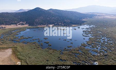 Blick aus der Vogelperspektive auf den Yazir-See. Çavdır, Burdur, Türkei. Stockfoto