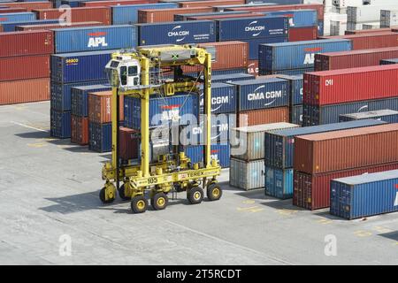 Ein gelber, leerer Traddle Carrier ohne beladenen Container im Kingston Freeport Terminal. Stockfoto