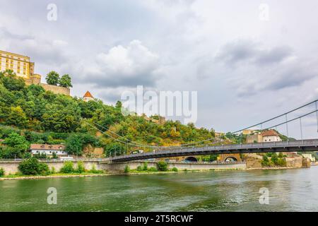 Passau, Deutschland - 21. Juli 2023: Panoramaaussicht Schloss Veste Oberhaus an der Donau. Antike Festung in Passau, Niederbayern, Deutschland Stockfoto