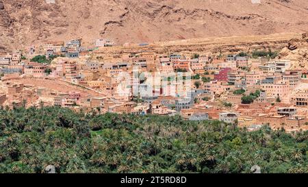 Tinghir, auch bekannt als Tinerhir, ist eine Stadt in Marokko, eingebettet in das hohe Atlasgebirge. Es ist bekannt für seine landschaftliche Schönheit mit üppig grünen oas Stockfoto