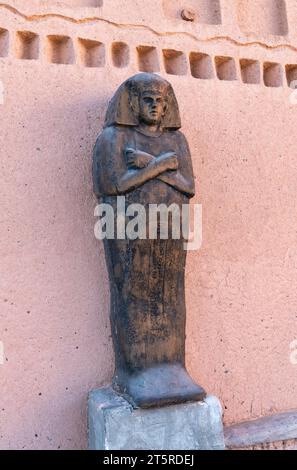 Ouarzazate, Marokko - 14. September 2022: Ägyptische Statuen am Eingang des Kinomuseums, die oft die reiche Geschichte des Filmemachens in der Region zeigen Stockfoto
