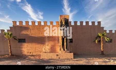 Ouarzazate, Marokko - 14. September 2022: Ägyptische Statuen am Eingang des Kinomuseums, die oft die reiche Geschichte des Filmemachens in der Region zeigen Stockfoto