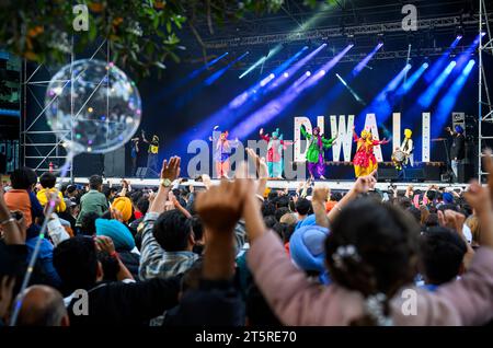 Viele jubeln Tänzer beim Diwali Festival Konzert an, Kinder sitzen auf den Schultern der Eltern. Auckland. Stockfoto