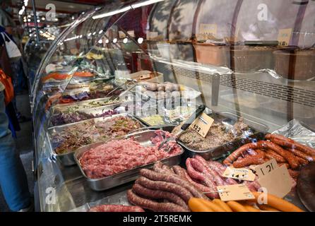 Paris, Frankreich. Juni 30 2022. Auf dem schönen lokalen Markt Marché Popincourt gibt es eine Delikatessentheke mit Würstchen, Fleischkuchen, Zubereitungen mit Fleisch A Stockfoto