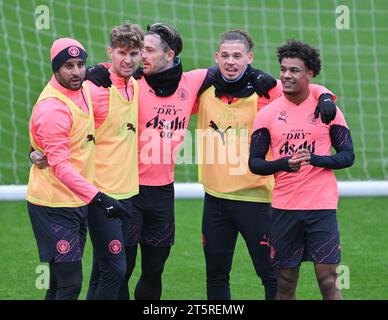 Manchester, England, 6. November 2023. Kyle Walker 2#, Oscar Bobb 52#, John Stones 5#, Kalvin Phillips 4# und Jack Grealish 10# aus Manchester City haben beim Training der UEFA Champions League Open in Manchester City eine große Mannschaft. (Bild: ©Cody Froggatt/Alamy Live News) Stockfoto