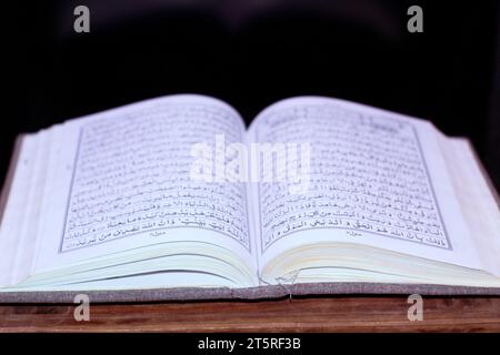 Das heilige Buch quran öffnet sich über die Verse surah al hajj Stockfoto