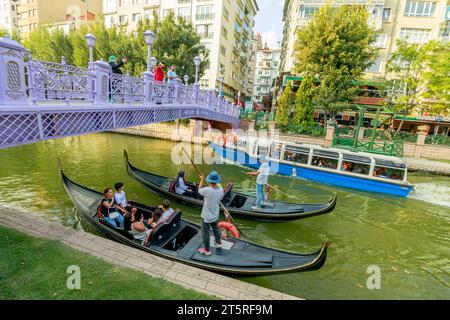 Eskisehir, Türkei - 2. August 2023: Eine Gondelfahrt auf dem Porsuk River in Eskisehir bietet eine fesselnde Reise durch den malerischen Charme dieses Türken Stockfoto
