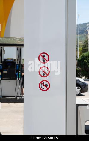 Sicherheitswarnschilder an der Tankstelle. Stockfoto