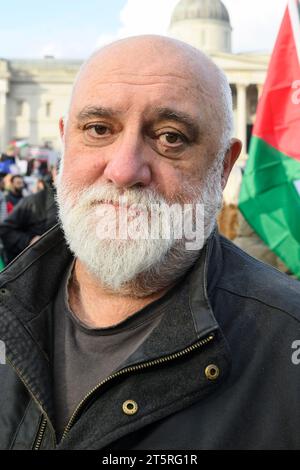 Der Stand-up-Komiker Alexei Sayle, bevor er auf einer pro-palästinensischen Kundgebung zu einem Waffenstillstand der laufenden israelischen Militäroffensive in Gaza sprach. Stockfoto