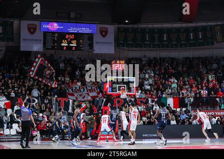 Varese, Italien. November 2023. Allgemeiner Blick in die Arena mit Pallacanestro Varese OpenJobMetis-Anhängern während des LBA Lega Basket 2023/24, Einem regulären Saisonspiel zwischen Pallacanestro Varese OpenJobMetis und Dinamo Sassari Banco di Sardegna in der Itelyum Arena. FINAL SCOREVarese 90 | 79 Sassari Credit: SOPA Images Limited/Alamy Live News Stockfoto