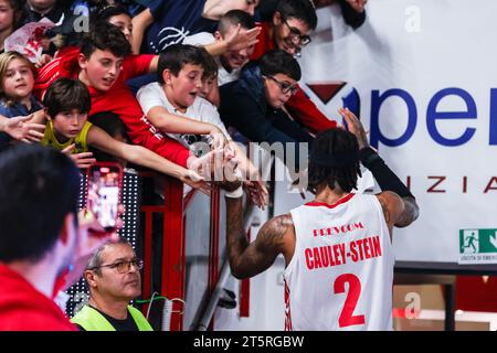 Varese, Italien. November 2023. Willie Cauley-Stein #2 von Pallacanestro Varese OpenJobMetis begrüßt die Fans beim LBA Lega Basket, Einem Spiel der regulären Saison 2023/24 zwischen Pallacanestro Varese OpenJobMetis und Dinamo Sassari Banco di Sardegna in der Itelyum Arena. FINAL SCOREVarese 90 | 79 Sassari Credit: SOPA Images Limited/Alamy Live News Stockfoto