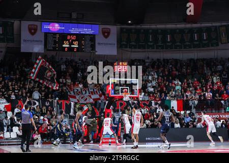 Varese, Italien. November 2023. Allgemeiner Blick in die Arena mit Pallacanestro Varese OpenJobMetis-Anhängern während des LBA Lega Basket 2023/24, Einem regulären Saisonspiel zwischen Pallacanestro Varese OpenJobMetis und Dinamo Sassari Banco di Sardegna in der Itelyum Arena. FINAL SCOREVarese 90 | 79 Sassari (Foto: Fabrizio Carabelli/SOPA Images/SIPA USA) Credit: SIPA USA/Alamy Live News Stockfoto