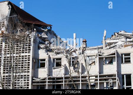Das Gebäude wurde durch einen Granatschlag zerstört. Russland hat die Ukraine 2022 angegriffen. Russland bombardiert und zerstört ukrainische Städte. Stockfoto