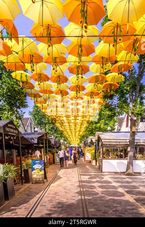 Paris, Frankreich - 16. Juni 2023: Bunte Regenschirme in der Luft im Cour Saint-Emilion in Paris Stockfoto