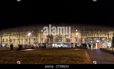 Straßburg, Frankreich - 20. Juni 2023: Der modernisierte Hauptbahnhof von Straßburg (Gare de Strasbourg) ist mit Glas bedeckt Stockfoto