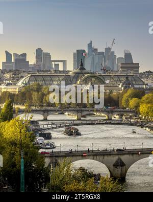 Paris, Frankreich - 11. Oktober 2023: Luftaufnahme von Paris. Das seine-Ufer mit seinen Brücken, das Grand Palais und das Viertel La Defense Stockfoto