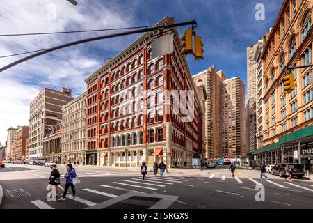 New York, USA - 23. April 2023: Das Astor Place Building an der 444 Lafayette Street wurde 1876 erbaut und ist ein gusseisernes Gebäude von Griffith Th Stockfoto