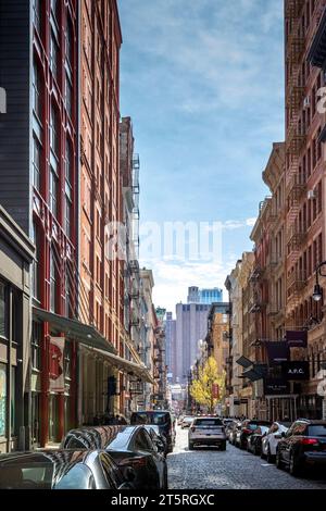 New York, USA - 23. April 2023: Typische Straße im East Village von New York City Stockfoto