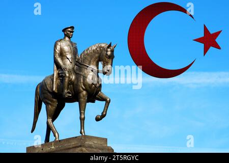 Türkische Flagge mit Denkmal von Mustafa Kemal Atatürk. Türkische nationale oder öffentliche Feiertage Konzept. 10. November Atatürk Gedenktag. Stockfoto