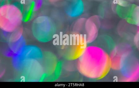 Abstrakte farbenfrohe Weihnachtslichter in Violett- oder rosa Glitzer. Weihnachtlicher Hintergrund. Unfokussierte Bokeh-Partikel. Vorlage für Design. Stockfoto